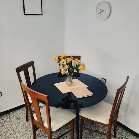 Sunny Apt With Balcony, Smart Tv & Air Con