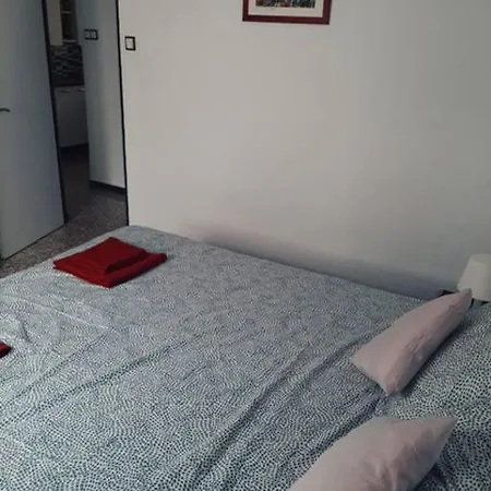 Апартаменты Sunny Apt With Balcony, Smart Tv & Air Con