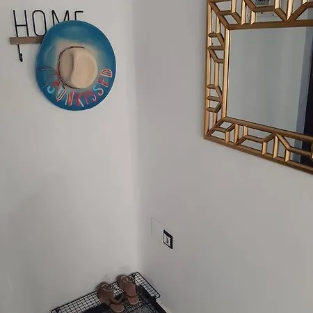 Апартаменты Sunny Apt With Balcony, Smart Tv & Air Con *