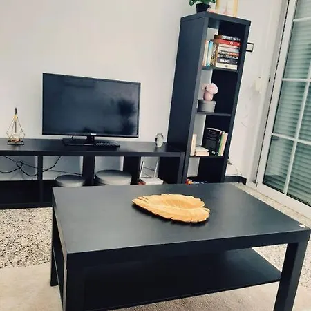 Apartment Sunny Apt With Balcony, Smart Tv & Air Con *
