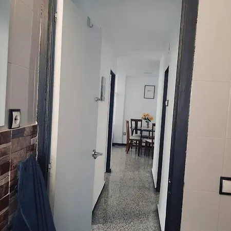 Sunny Apt With Balcony, Smart Tv & Air Con